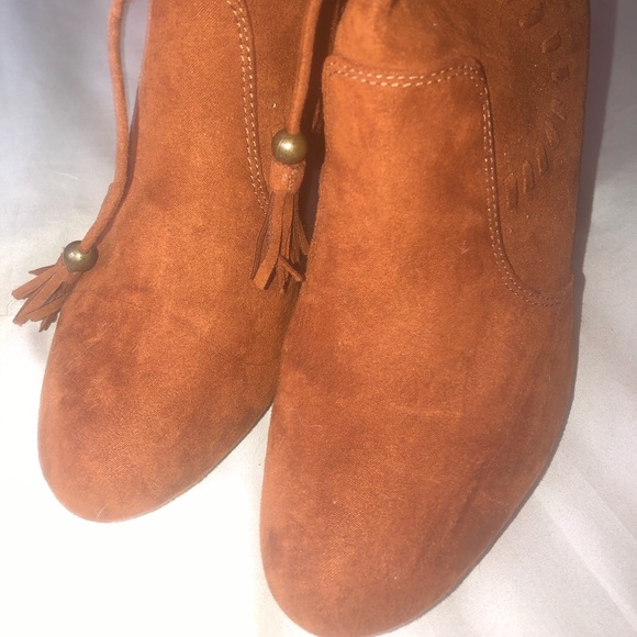 Moccasin style ankle boots with a block heel. - Picture 3 of 7